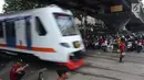 Kereta melintas di perlintasan kereta api yang tidak berpalang pintu di kawasan Roxy, Jakarta, Rabu (21/3). Pembukaan celah untuk akses sepeda motor di pintu perlintasan kereta api tersebut sangat membahayakan. (Liputan6.com/Arya Manggala)