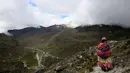 Seorang perempuan suku Aymara berjalan di Huayna Potosi, Bolivia (6/4). Sebanyak 12 perempuan Suku Aymara rata-rata berusia 42-50 tahun ini berhasil menaklukkan puncak Gunung Huayna Potosi dan Illimani. (REUTERS/David Mercado)