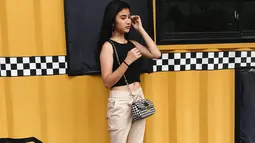 Gadis berdarah campuran Indonesia dan India ini kerap membagikan rutinitasnya di akun Instagram. Rupanya Maureen sering memanjakan diri dengan berlibur. Penampilannya pun tampak memukau, kali ini ia tampil simpel dengan atasan hitam dan celana berwarna krem. (Liputan6.com/IG/@maureendaryananii_)
