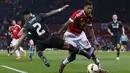 Bek Liverpool, Nathaniel Clyne, berusaha menekel penyerang MU, Marcus Rashford, pada laga leg kedua babak 16 besar Liga Europa di Stadion Old Trafford, Inggris, Jumat (18/3/2016). dini hari WIB. (Action Images via Reuters/Jason Cairnduff)