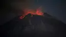 <p>Gunung berapi Popocatepetl meletuskan lahar, abu, dan uap, terlihat dari Santiago Xalitzintla, Meksiko, Kamis (25/5/2023). (AP Photo/Marco Ugarte)</p>