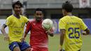 Gelandang Persija Jakarta, Ramdani Lestaluhu, mengontrol bola saat melawan 757 Kepri Jaya pada laga Piala Indonesia di Stadion Patriot Bekasi, Jawa Barat, Rabu (23/1). Persija menang 8-2 atas Kepri. (Bola.com/Yoppy Renato)