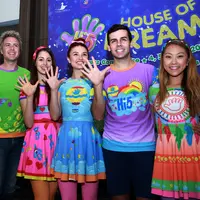 Hi-5 akan kembali ke Jakarta untuk menghibur anak-anak Indonesia. Ainsley, Daren, Tanika, Maria, dan Stevie nantinya membawa keseruan dengan pertunjukan terbarunya 'Hi-5 House of Dreams'. (Deki Prayoga/Bintang.com)