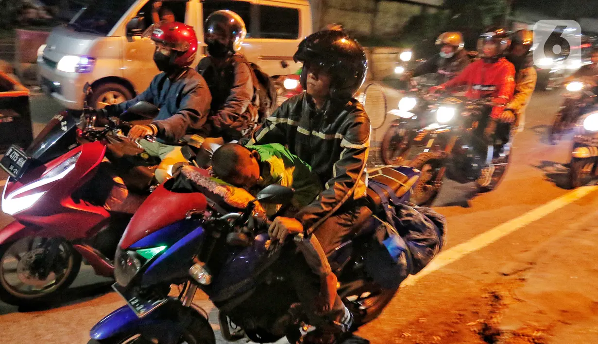 Kepadatan arus kendaraan pemudik di jalur Pantura Kota Cirebon ini terjadi sejak Selasa (18/4/2023) pagi atau dini hari. (Liputan6.com/Angga Yuniar)