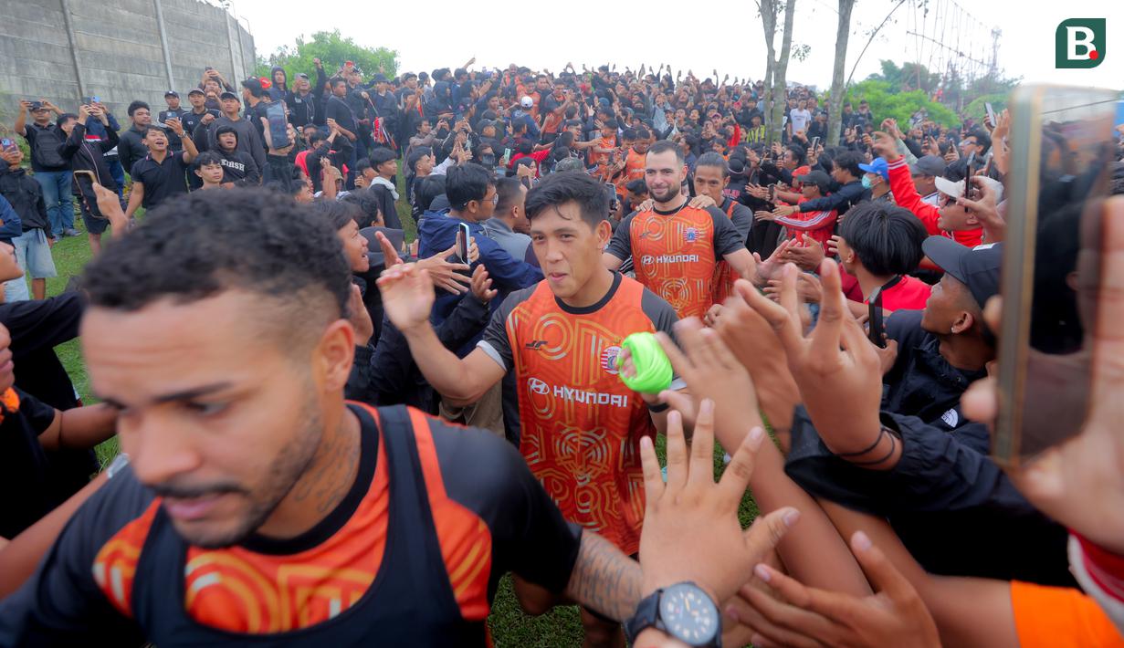 Pemain Persija Jakarta menyalami para The Jakmania yang hadir langsung memberikan dukungan jelang lawan Persib Bandung di Persija Training Ground, Bojong Sari, Depok, Jawa Barat, Jumat (9/1/2026). (Bola.com/M Iqbal Ichsan)
