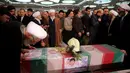 Warga Iran menggelar upacara penghormatan kepada 16 petugas pemadam kebakaran yang tewas dalam runtuhnya gedung yang terbakar pada 19 Januari, di Teheran, Iran, Senin (30/1). (AP Photo / Ebrahim Noroozi)