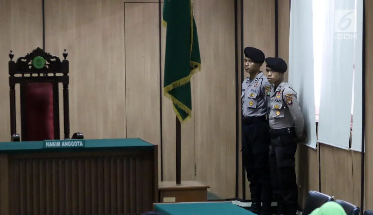 Petugas kepolisian mengamankan ruang sidang peninjauan kembali (PK) yang diajukan Basuki Tjahaja Purnama (Ahok) di PN Jakarta Utara, Senin (26/2). Polda Metro Jaya menyiapkan 2.000 personel untuk mengamankan jalannya sidang . (Liputan6.com/Arya Manggala)