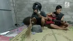Aksi lucu pengamen lokal meng-cover lagu Peterpan berjudul "Bintang Di Surga" ini menjadi viral,