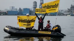 Aksi yang dilakukan di kawasan perairan, di depan fasilitas pembangkit listrik tersebut bertujuan untuk mendesak pemerintah menghindari apa yang disebut "jebakan transisi gas fosil". Tampak dalam foto, aktivis Greenpeace Indonesia melakukan aksi di kawasan perairan depan Pembangkit Listrik Tenaga Gas Uap (PLTGU) Muara Karang, Jakarta pada Selasa 18 November 2025. (YASUYOSHI CHIBA/AFP)