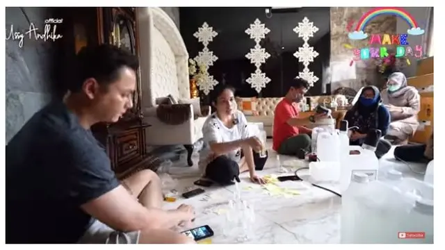 Tutup Restoran, Ini 7 Potret Ussy dan Andhika Bagikan Nasi Bungkus dan Hand Sanitizer