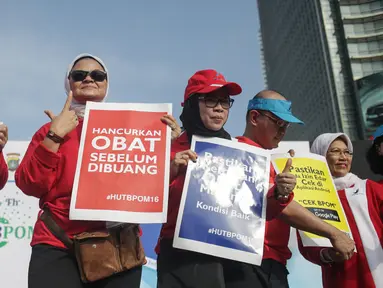  Kepala BPOM, Penny K. Lukito (kedua kiri) ikut berkampanye saat car free day (CFD) di kawasan Bundaran HI, Jakarta, Minggu (26/2). Dalam aksi ini, BPOM mengingatkan pentingnya masyarakat untuk peduli obat dan pangan aman. (Liputan6.com/Faizal Fanani)