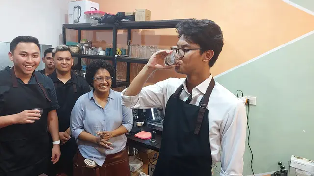 Muhammad Zinedine Alam, saat menjadi barista dadakan di kafe Kopi SAa, Kota Kupang, Nusa Tenggara Timur (NTT) yang mempekerjakan pegawai disabilitas, Rabu (7/2/2024).