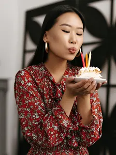 Ilustrasi merayakan ulang tahun./copyright freepik.com/lookstudio