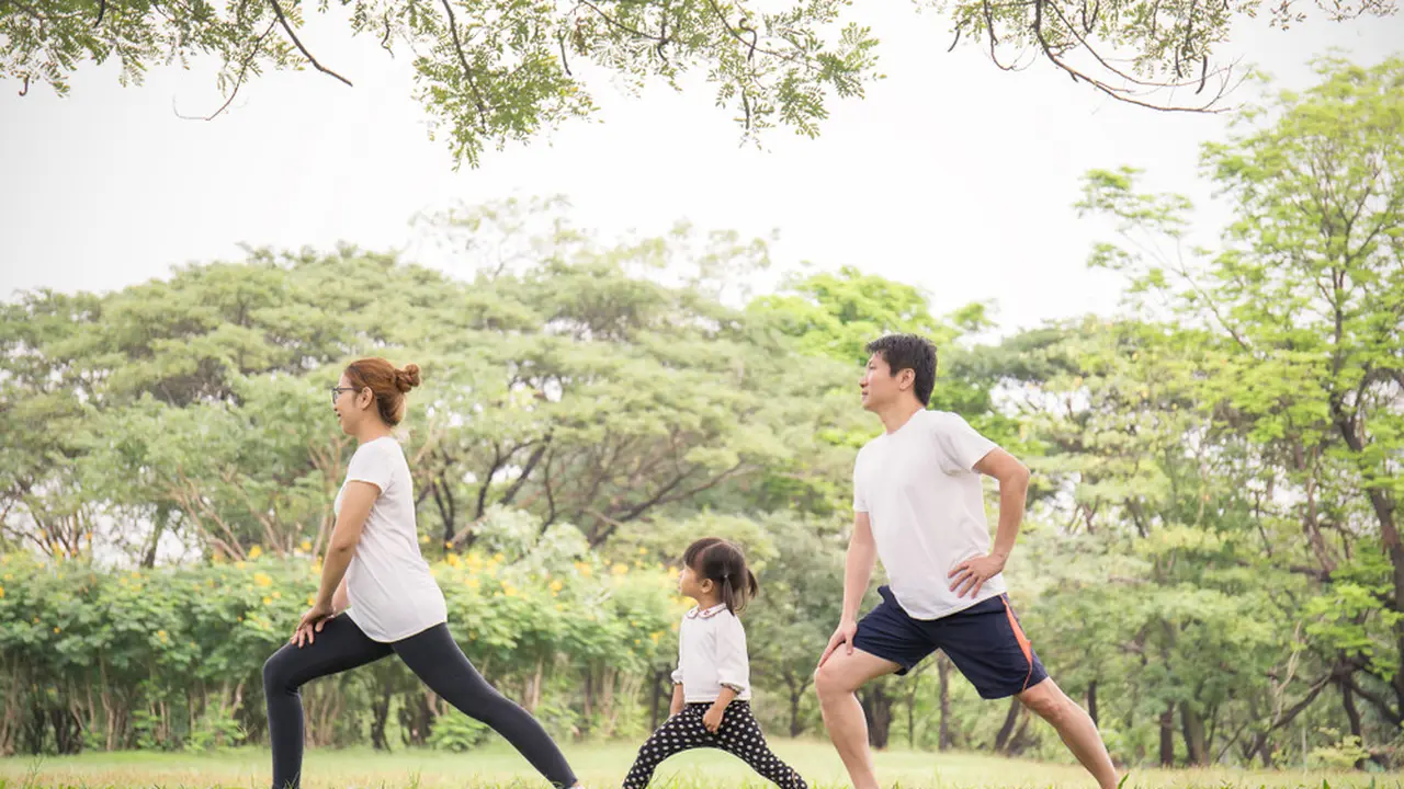 3 Olahraga Seru yang Bisa Dilakukan bareng Keluarga di Minggu Pagi, Bikin Sehat dan Happy!