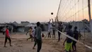 Anak-anak muda Palestina bermain voli di kamp tenda pengungsian di Zawayda, Jalur Gaza tengah, Selasa 4 November 2025. Beberapa anak muda Palestina bermain voli di kamp pengungsian Zawayda, Jalur Gaza tengah, pada Selasa 4 November 2025. (AP Photo/Abdel Kareem Hana)