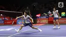 Pebulu tangkis ganda putri Indonesia, Apriyani Rahayu/Febi Setianingrum mengembalikan kok ke arah lawannya Chang Ching Hui/Yang Ching Tun (Taiwan) pada babak 32 besar Kapal Api Indonesia Open 2025 di Istora Senayan, Gelora Bung Karno, Jakarta, Selasa (3/6/2025). (Liputan6.com/Herman Zakharia)