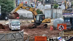 Pekerja dengan menggunakan alat berat meratakan tanah selama pembebasan lahan untuk proyek Tol Bekasi-Cawang-Kampung Melayu (Becakayu) Seksi 1A di kawasan Prumpung, Jakarta, Rabu (13/3). (merdeka.com/Iqbal S. Nugroho)