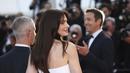 Anne Hathaway berpose dengan Jeremy Strong setibanya di pemutaran perdana film 'Armageddon Time' di festival film internasional ke-75, Cannes, Prancis selatan (19/5/2022). (AP Photo/Vianney Le Caer)