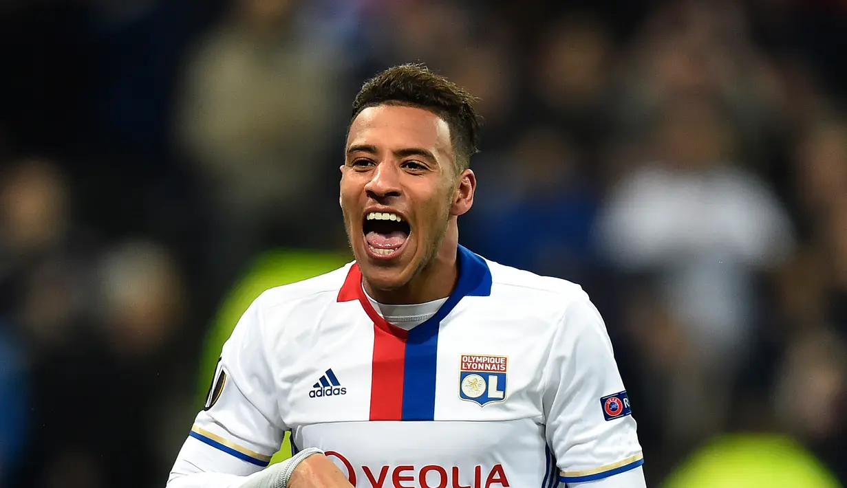 Gelandang Lyon, Corentin Tolisso melakukan selebrasi usai mencetak gol ke gawang AS Roma pada leg pertama babak 16 besar Liga Europa di Stade de Lyon, Prancis, (9/3). Lyon berhasil mengalahkan AS Roma dengan skor 4-2. (AFP Photo / Romain Lafabregue)