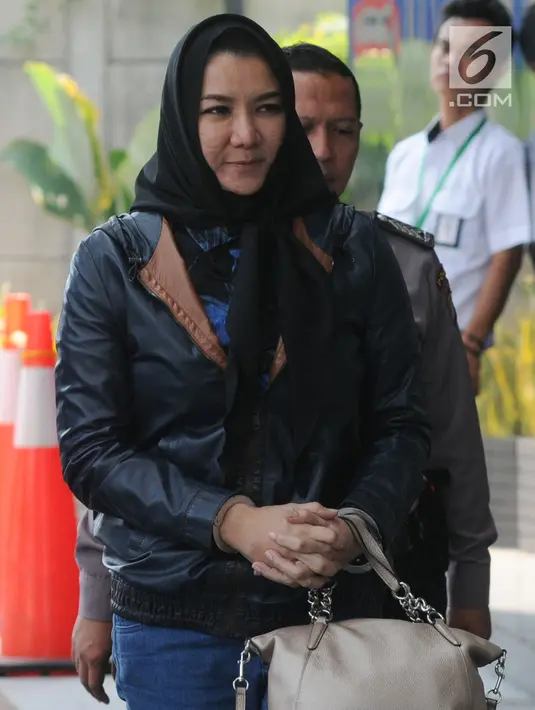 Terpidana kasus suap pemberian izin lokasi perkebunan di Kutai Kartanegara, Rita Widyasari tiba untuk menjalani pemeriksaan di Gedung KPK, Jakarta, Rabu (3/7/2019). Mantan Bupati Kutai Kartanegara itu diperiksa terkait kasus Tindak Pidana Pencucian Uang (TPPU). (merdeka.com/Dwi Narwoko)