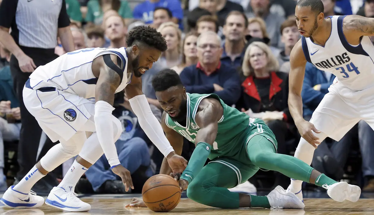Pemain Dallas Mavericks, Wesley Matthews (23) dan pemain Boston Celtics, Jaylen Brown berebut bola pada laga NBA basketball game di American Airlines Center, Dallas, (20/11/2017). Celtics menang 110-102. (AP/Tony Gutierrez)