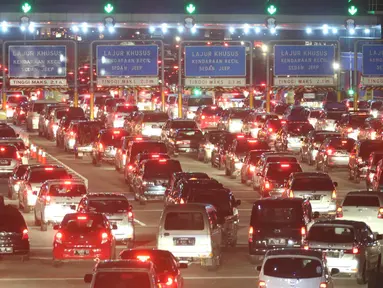 Sejumlah kendaraan mengantre di Gerbang Tol Cikarang Utama 1, Bekasi, Jawa Barat, Jumat (1/7). Jumlah kendaraan yang melintas sudah mencapai 32.932 atau mengalami peningkatan 50 persen jika dibandingkan kondisi normal. (Liputan6.com/Immanuel Antonius)