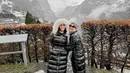 Rachel vennya juga merayakan hari ibu di luar negeri. Lihat kompaknya gaya Rachel Vennya dan sang ibu kenakan puffer coat warna hitam berpose dengan latar gunung di Switzerland. [@rachelvennya]