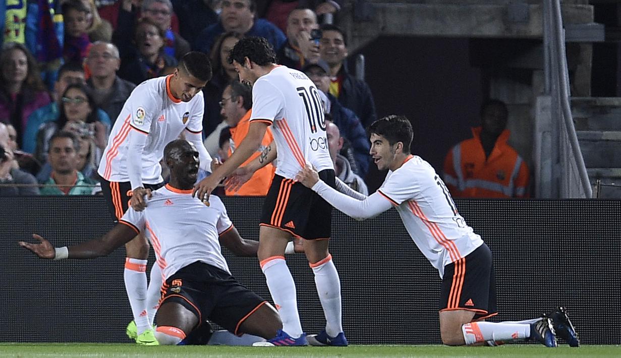 Para pemain Valencia merayakan gol yang dicetak Eliaquim Mangala ke gawang Barcelona. Sementara dua gol Kelelawar Mestalla ditorehkan oleh Mangala dan juga Munir. (AFP/Lluis Gene)
