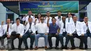 Pasangan Cagub Cawagub DKI Jakarta 2017 Anies Baswedan dan Sandiaga Uno foto bersama dengan tim dokter kesehatan saat akan menjalani tes kesehatan di RSAL Dr. Mintoharjo, Jakarta, Sabtu (24/9). (Liputan6.com/Immanuel Antonius)