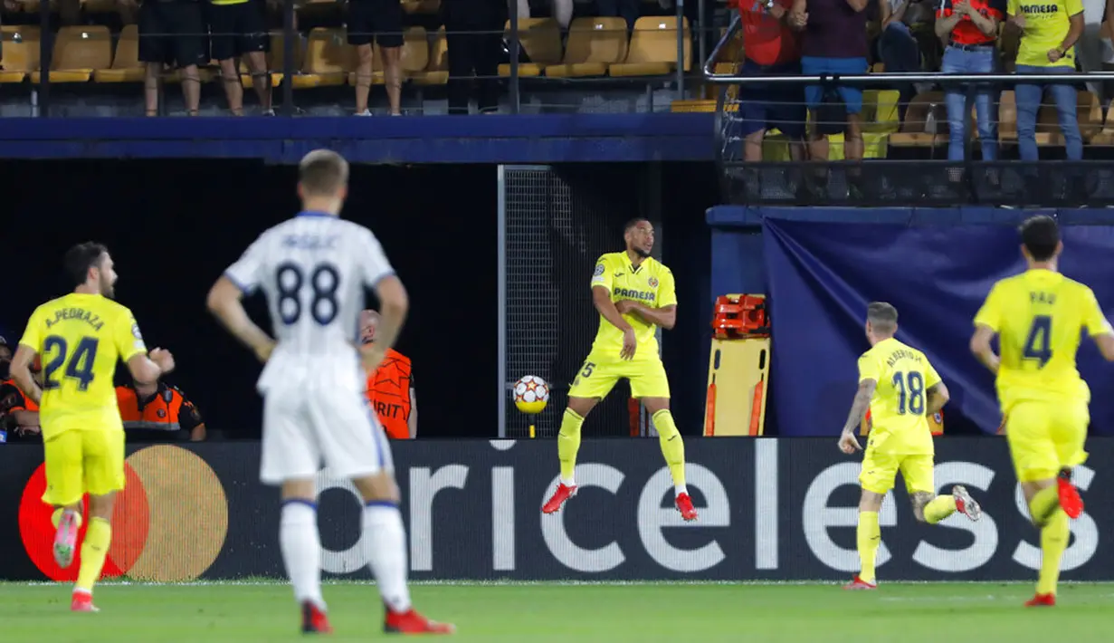 Pemain Villarreal Arnaut Danjuma (tengah) melakukan selebrasi usai mencetak gol ke gawang Atalanta pada pertandingan Grup F Liga Champions di Villarreal, Spanyol, Selasa (14/9/2021). Pertandingan berakhir imbang 2-2. (AP Photo/Alberto Saiz)