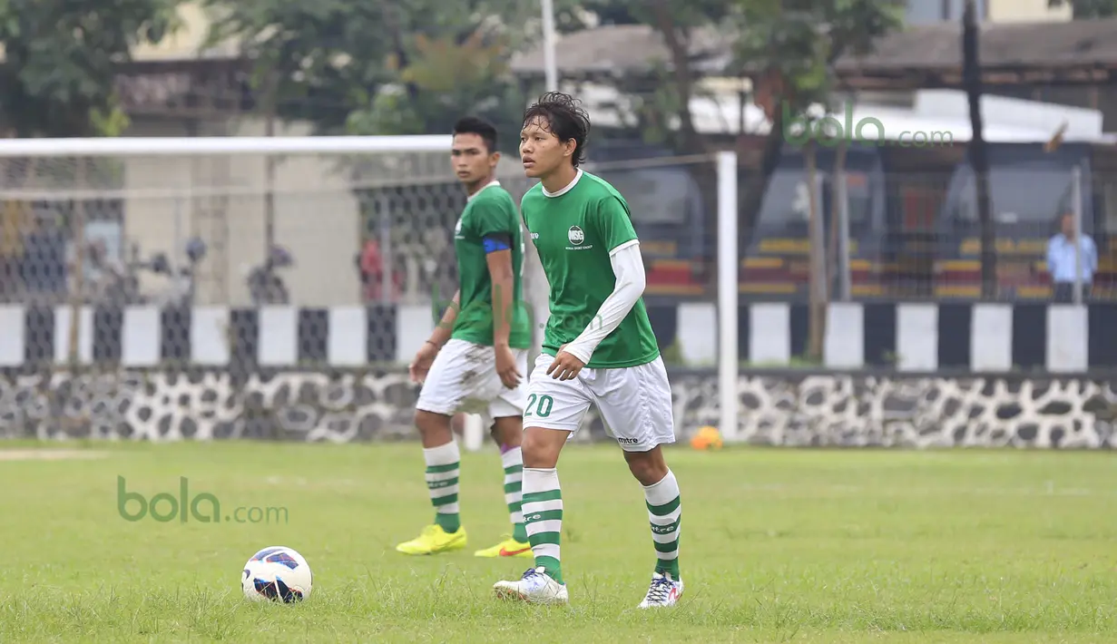 Pemain MSG, Adam Alis, saat melawan  PS Polri pada laga uji coba di lapangan Mako Brimob, Kelapa Dua, Depok, Rabu (24/2/2016). (Bola.com/Nicklas Hanoatubun)