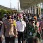 Kapolda Jawa Barat Irjen Pol Rudy Sufahriadi bersama Panglima Kodam III/Siliwangi Mayjen TNI Nugroho Budi Wiryanto di Stasiun Bogor, Rabu (15/4/2020). (Liputan6.com/ Achmad Sudarno)