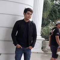 Giorgino Abraham dan Angela Gilsha sudah terbiasa habiskan waktu bersama di lokasi syuting. Jika ada waktu libur, biasanya mereka menghabiskan waktu bersama keluarga dan teman-temannya.