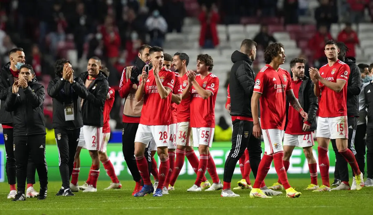Para pemain Benfica bertepuk tangan usai melawan Dynamo Kyiv pada pertandingan sepak bola Grup E Liga Champions di Stadion Luz, Lisbon, 8 Desember 2021. Benfica menang 2-0. (AP Photo/Armando Franca)