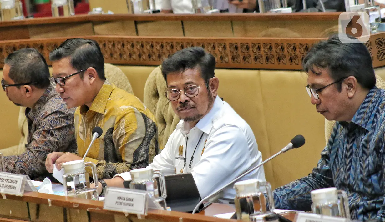Menteri Pertanian Syahrul Yasin Limpo (Kedua kanan) bersama dengan Kepala Badan Pusat Statistik (BPS), Margo Yuwono (kanan) saat RDPU dengan Komisi IV DPR di Jakarta, Rabu (7/12/2022). Dalam RDPU tersebut membahas  penjelasan mengenai data angka sementara produk komunitas pangan serta komoditas lainnya. (Liputan6.com/Angga Yuniar)