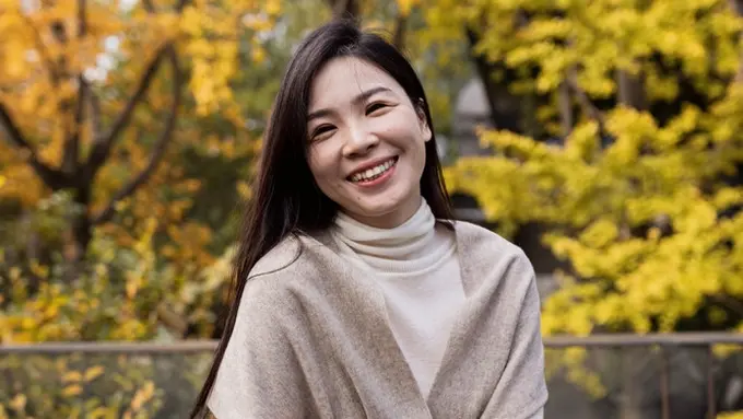 tertawa santai cantik