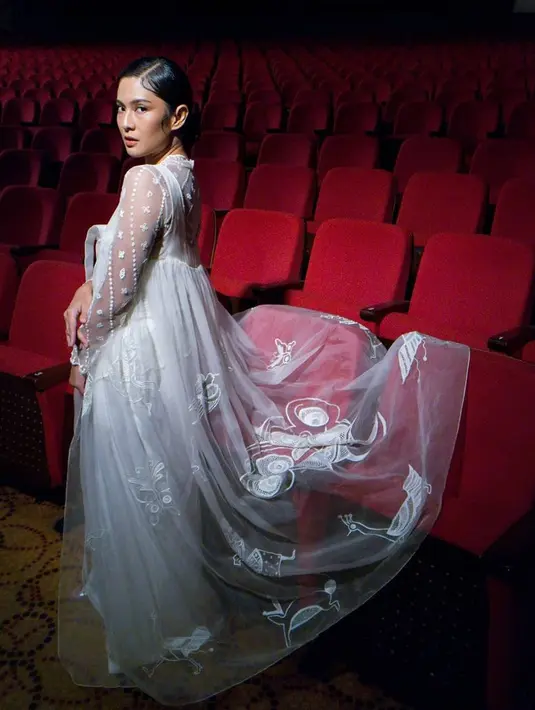 Hari Kartini yang bertepatan dengan bulan Ramadan ini, Dian pun mengajak untuk lebih bersaba dalam menghadapi apapun. Nah, di balik ketegaran dan kesuksesannya sebagai perempuan, ternyata ibu dua anak ini menjadikan kutipan RA Kartini sebagai acuan. (Instagram/therealdisastr)