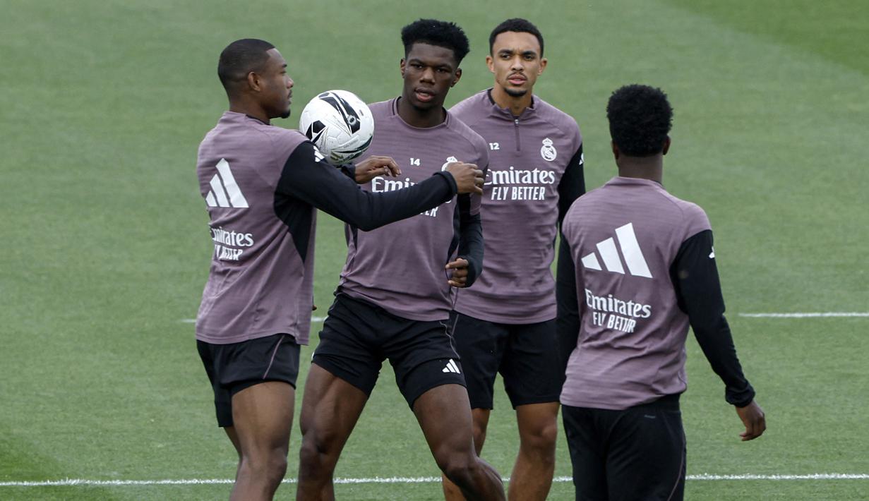 Aurelien Tchouameni tampak dalam latihan skuad Real Madrid menjelang laga El Clasico melawan Barcelona pada Sabtu (09/05/2026) waktu setempat. (AFP/Oscar Del Pozo)