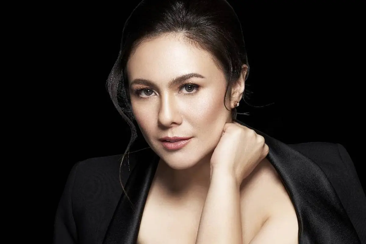 FOTO: Gaya Penampilan Wulan Guritno saat Pakai Blazer, Tetap Menawan