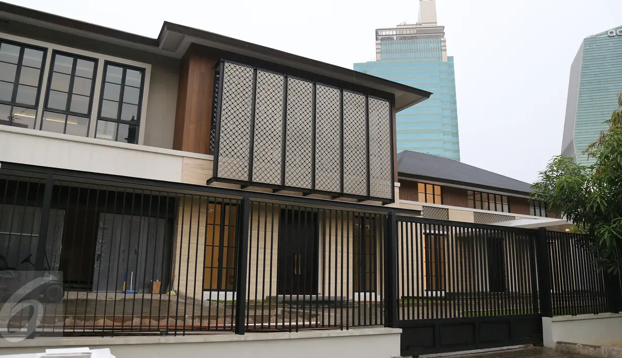 Halaman depan rumah SBY di Jalan Mega Kuningan Timur VII, Jakarta Selatan, (29/10). Rumah tersebut memiliki garasi yang berada di sebelah kiri dan Sebuah kolam yang belum diisi air terlihat di bagian dalam rumah. (Liputan6.com/HO)