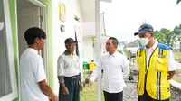 Bupati Lumajang Thoriqul Haq (Kanan baju putih) mendampingi Direktur Jenderal Perumahan Kementrian PUPR, Iwan Suprijanto  tinjau hunian tetap penyintas erupsi Gunung Semeru (Istimewa)