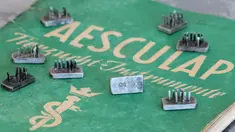 Stempel tato yang digunakan Nazi pada Yahudi dan narapidana Auschwitz lainnya dipajang di Yerusalem, 8 November 2021. Pengadilan Israel mengeluarkan perintah untuk menghentikan lelang stempel tato yang digunakan oleh Nazi pada orang Yahudi dan narapidana Auschwitz lainnya. (EMMANUEL DUNAND/AFP)