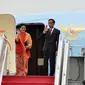 Presiden Jokowi (kanan) dan Ibu Negara, Iriana melambaikan tangan sebelum bertolak memulai kunjungan kenegaraan dengan pesawat kepresidenan di Bandara Halim Perdanakusuma, Jakarta, Minggu (22/3/2015). (Liputan6.com/Faizal Fanani)