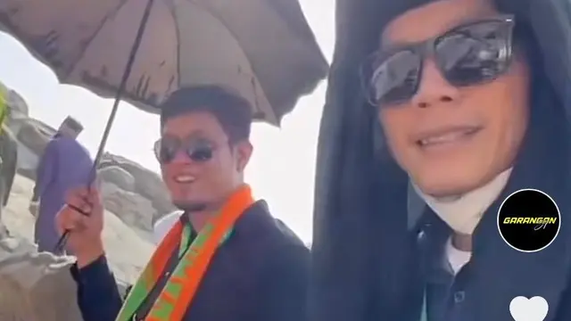 Gus Iqdam dan pengawalnya, Pak Adven alias Pak Tato yang setia menemani dalam perjalanan umrah. (Foto: Istimewa)