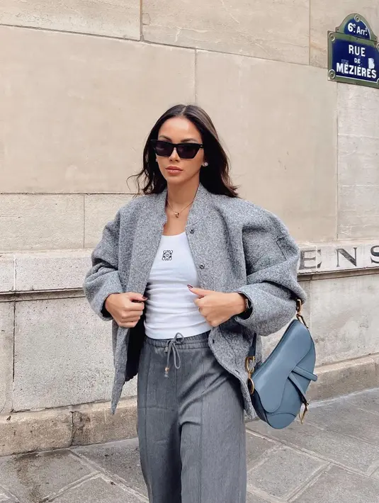 Bukankah potret yang satu ini juga memancarkan aura bule Alyssa yang luar biasa? Dengan rambut panjang yang dibiarkan tergerai, Alyssa tampil dengan outfit kasual, ditambah dengan nuansa makeup natural berwarna kecokelatan. Foto: Instagram.