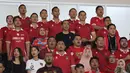 Presiden Jokowi (tengah) berdiri untuk menyanyikan lagu Indonesia Raya sebelum laga Kualifikasi Piala Asia U-23 2024 antara Timnas Indonesia U-23 melawan Turkmenistan di Stadion Manahan, Solo, Selasa (12/09/2023). (Bola.com/Arief Bagus)