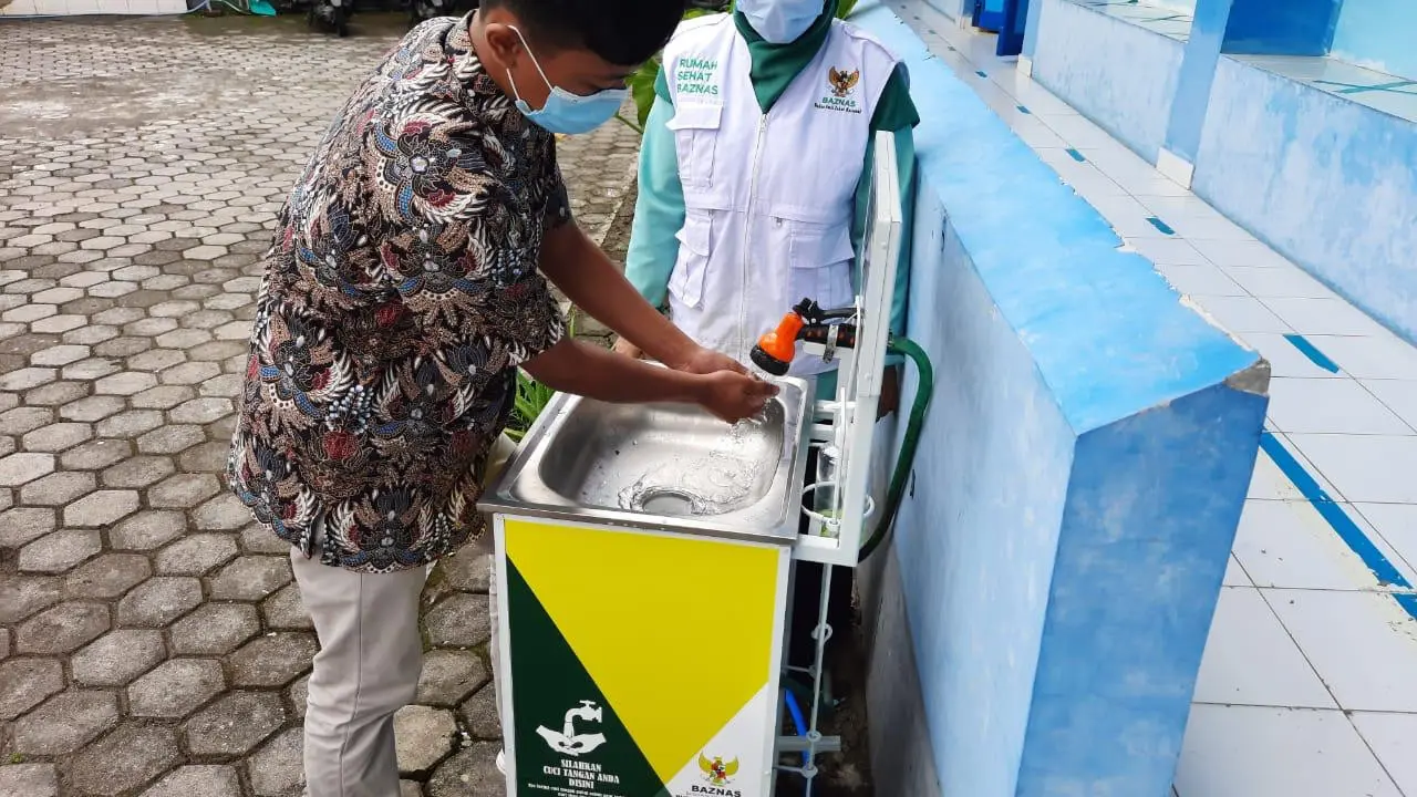 BAZNAS Salurkan Bantuan Wastafel ke Sekolah dan Ponpes di DIY.