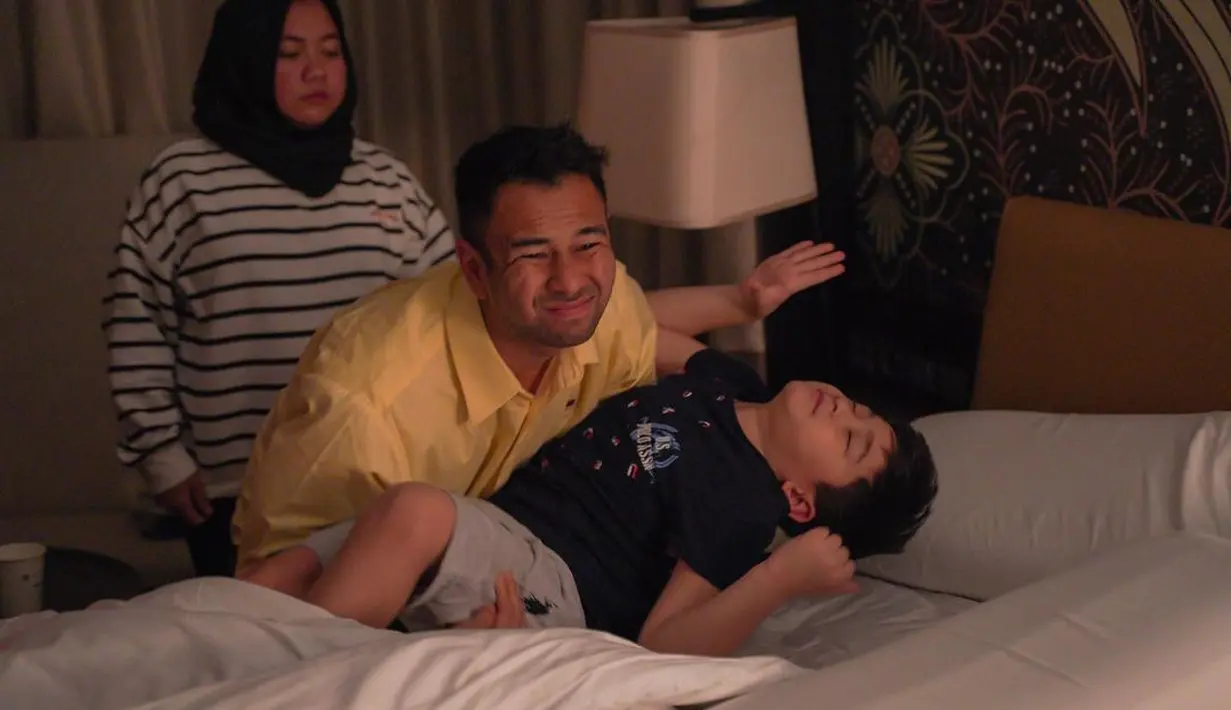 Raffi Ahmad membangunkan Rafathar yang sedang terlelap. (Foto: Instagram/raffinagita1717)