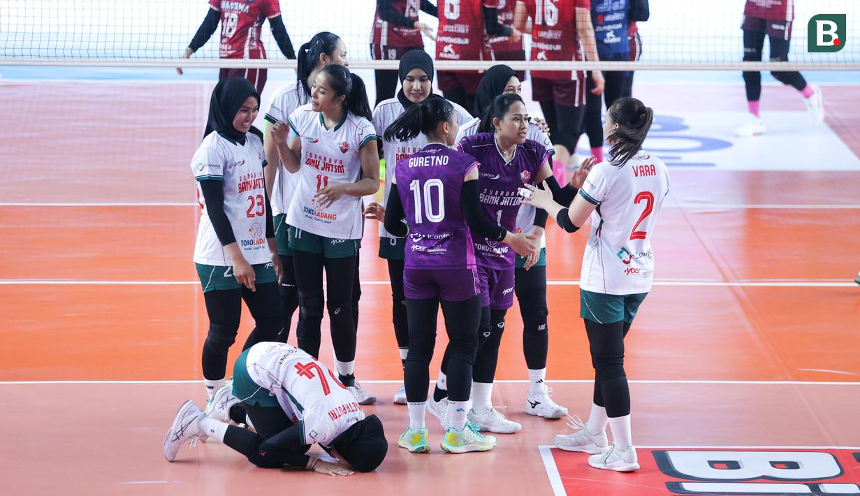 Pemain Bank Jatim merayakan kemenangan atas Kharisma Premium Bandung pada laga babak reguler pertama Livoli Divisi Utama 2025 di GOR Nambo Tangerang, Rabu (3/9/2025) sore WIB. (Bola.com/M Iqbal Ichsan)