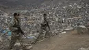 Tentara berpatroli di salah satu pintu masuk Pemakaman Nueva Esperanza, Lima, Peru, Minggu (1/11/2020). Untuk membantu mencegah penyebaran COVID-19, pihak berwenang menutup semua pemakaman secara nasional selama perayaan Day of the Dead. (AP Photo/Rodrigo Abd)